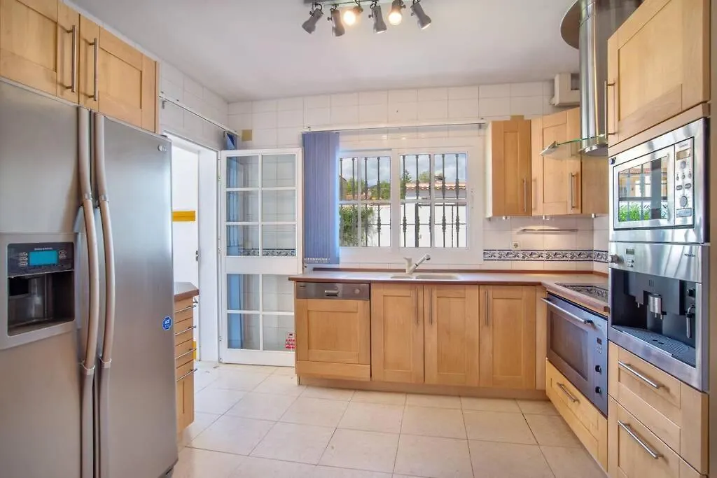 Villa Marina Benalmadena - 5 Min Walk To The Beach, Heated Pool, Spa, 5 Bedrooms