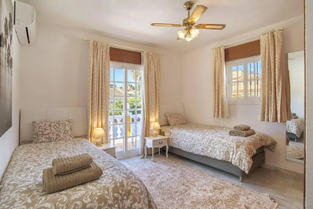 Villa Marina Benalmadena - 5 Min Walk To The Beach, Heated Pool, Spa, 5 Bedrooms